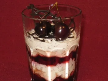 Stracciatella–Kirsch-Becher - Rezept
