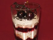 Stracciatella–Kirsch-Becher - Rezept