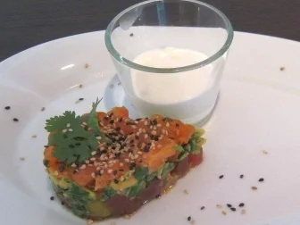 Rezept: Dreierlei Tatar (Lachs, Avocado und Thunfisch) mit Meerrettichschaum Dreierlei Tatar (Lachs, Avocado und Thunfisch) mit Meerrettichschaum - Rezept