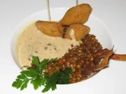 Lauwarmer Linsensalat mit gebackenen Weißwurstscheiben an Senfschaum - Rezept