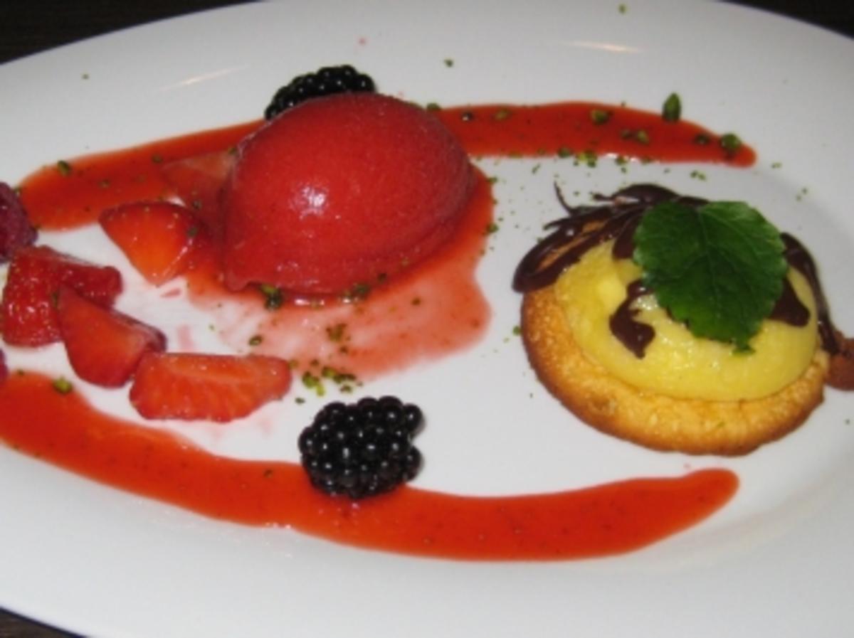 Quarksoufflé mit verschiedenen Beeren und Erdbeersorbet - Rezept