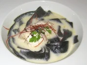 Seezungenroulade in Veltlinersoße an Sepianudeln - Rezept