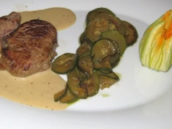 Medaillons vom Kalb auf gebackenen Zucchinischeiben - Rezept