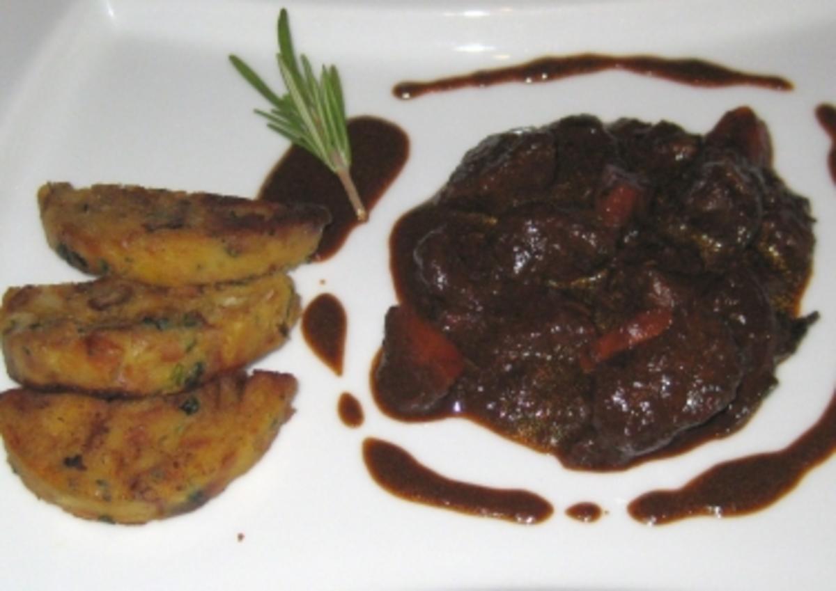 Rotweingulasch mit Pumpernickel und Brezelknödeln - Rezept - kochbar.de