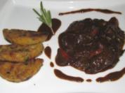 Rotweingulasch mit Pumpernickel und Brezelknödeln - Rezept
