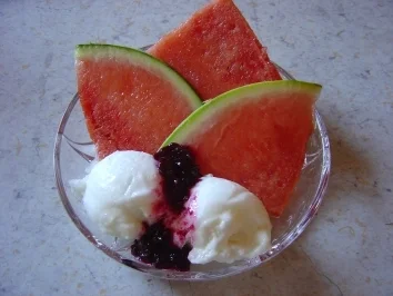 Die Erfrischung pur... Melone mit Zitroneneis... schneller Nachtisch - Rezept