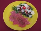 Tunfisch-Carpaccio und Rucola-Salat mit Tomaten, Pinienkernen, und Parmesan - Rezept