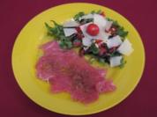 Rezept: Tunfisch-Carpaccio und Rucola-Salat mit Tomaten, Pinienkernen, und Parmesan Tunfisch-Carpaccio und Rucola-Salat mit Tomaten, Pinienkernen, und Parmesan - Rezept