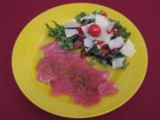Tunfisch-Carpaccio und Rucola-Salat mit Tomaten, Pinienkernen, und Parmesan - Rezept