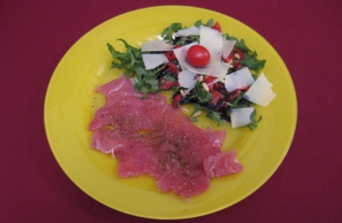 Bilder für Tunfisch-Carpaccio und Rucola-Salat mit Tomaten, Pinienkernen, und Parmesan - Rezept