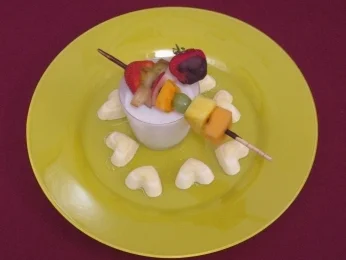 Rezept: Orangenmousse mit Fruchtspießen und Kokoscreme Orangenmousse mit Fruchtspießen und Kokoscreme - Rezept