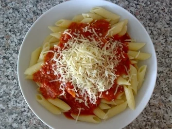 ** Pasta ** Penne mit feuriger Tomatensoße - Rezept