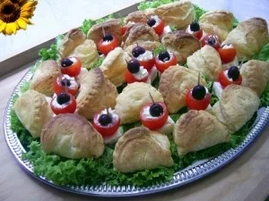 Nickys griechische Fingerfoodplatte mit Feta - Blätterteigtaschen und Tzatziki - Tomaten - Rezept