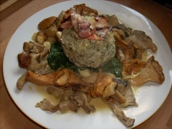 Rezept: Semmelknödel m Pilzen an Specksauce u Spinat Semmelknödel m Pilzen an Specksauce u Spinat - Rezept