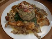 Semmelknödel m Pilzen an Specksauce u Spinat - Rezept
