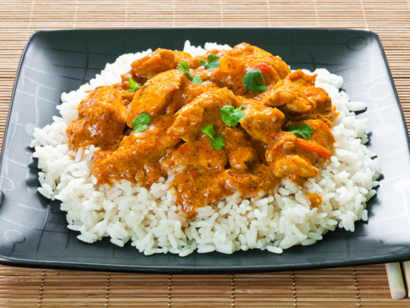 Hähnchen in Curry-Sahne-Soße auf Reis - Rezept - kochbar.de