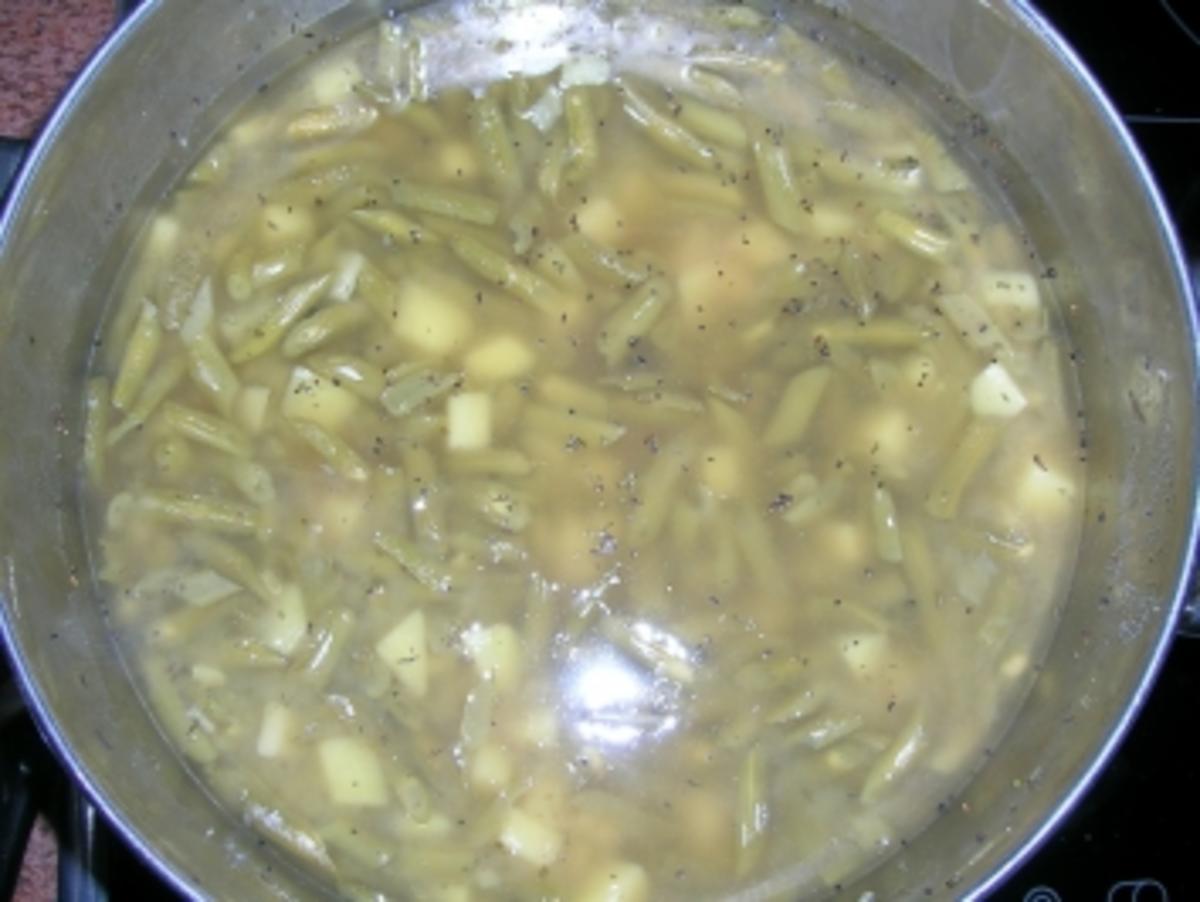 Frische grüne Bohnensuppe mit Würstchen - Hausmannskost - - Rezept