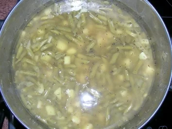 Rezept: Frische grüne Bohnensuppe mit Würstchen - Hausmannskost - Frische grüne Bohnensuppe mit Würstchen - Hausmannskost - - Rezept