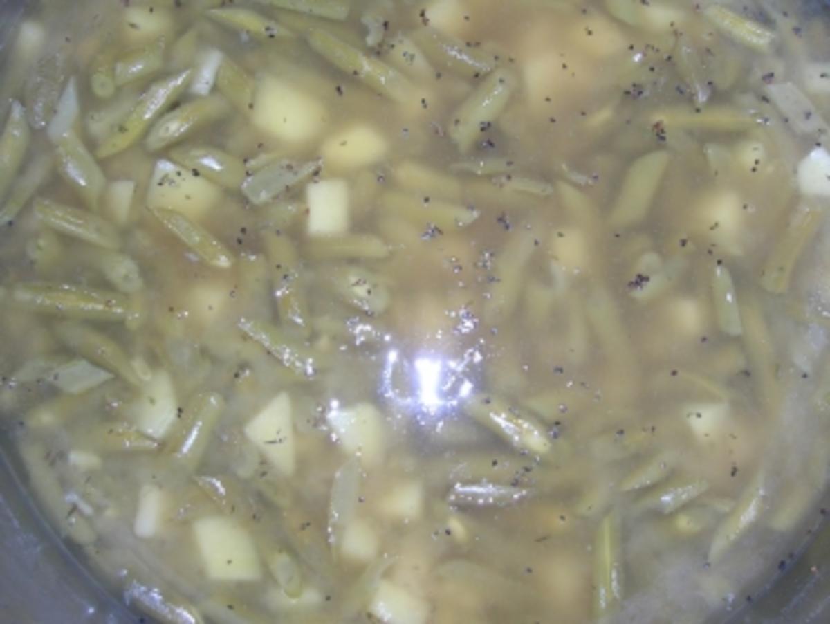 Frische grüne Bohnensuppe mit Würstchen - Hausmannskost - - Rezept - Bild Nr. 2
