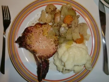 Kasselerkotelett mit Senfkruste auf Weißweingemüse - Rezept