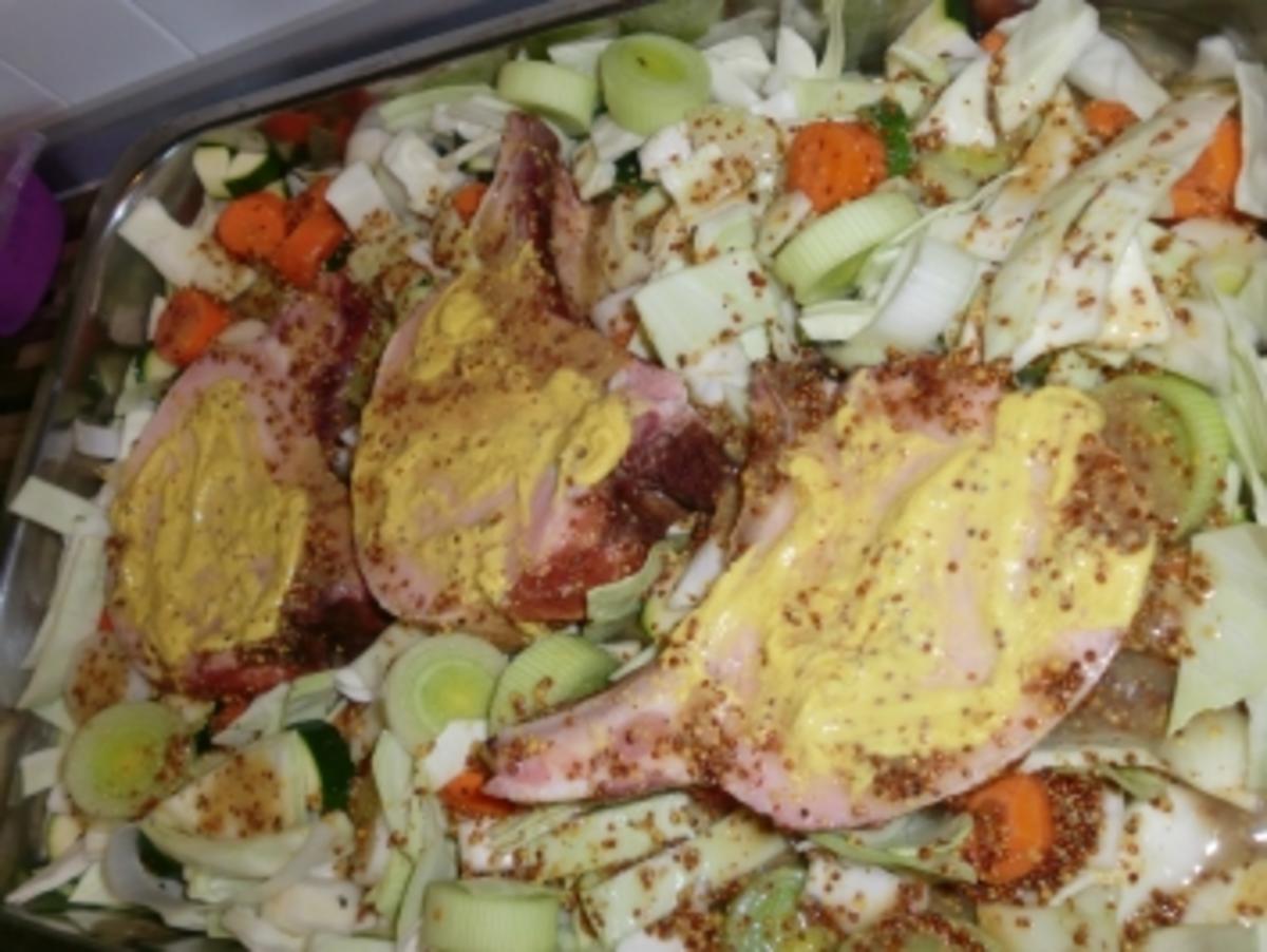 Kasselerkotelett mit Senfkruste auf Weißweingemüse - Rezept - Bild Nr. 5