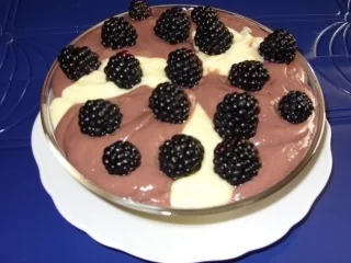 Schoko-Vanille-Pudding mit Brombeeren - Rezept