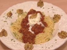 "Boeuf Rouge" Lammgehacktes mit Spaghetti und Spinatsalat - Rezept