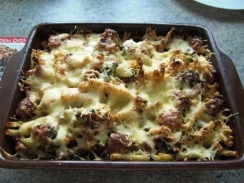 Rezept: Nudelauflauf mit Bratwurst-Bällchen Nudelauflauf mit Bratwurst-Bällchen - Rezept