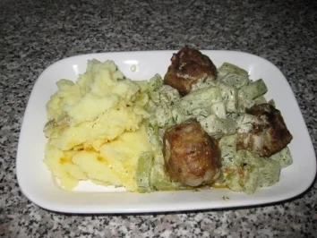 Rezept: Schmorgurkenpfanne mit Hackbällchen und Kartoffelpüree... Schmorgurkenpfanne mit Hackbällchen und Kartoffelpüree... - Rezept