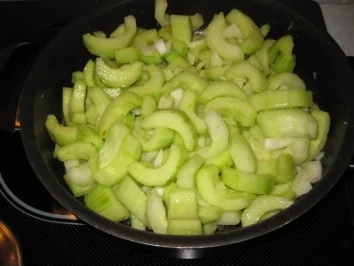 Rezept: Schmorgurkenpfanne mit Hackbällchen und Kartoffelpüree... Bild Nr. 5 Schmorgurkenpfanne mit Hackbällchen und Kartoffelpüree... - Rezept - Bild Nr. 5