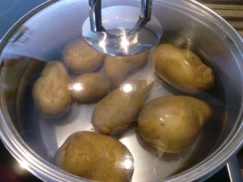 Mama Helga's warmer "Speckkartoffelsalat" - Rezept - Bild Nr. 2