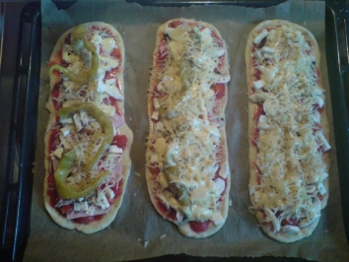 Bilder für Pizzafladen ... am Ende waren sie doch zu groß für die Teller.. aber schön sah's aus (Fotos sind dabei) - Rezept