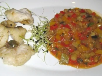Rezept: Kross gebratene Zanderfiletstreifen auf Ratatouille provençale Kross gebratene Zanderfiletstreifen auf Ratatouille provençale - Rezept