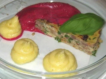 Torte vom heimischen Rehfilet mit Kartoffelpüree und Rote Bete-Schaum - Rezept