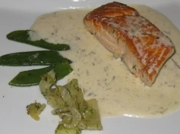 Lachsfilet mit Fenchelgemüse und Zuckerschoten auf Dill-Weinsoße - Rezept