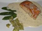 Lachsfilet mit Fenchelgemüse und Zuckerschoten auf Dill-Weinsoße - Rezept