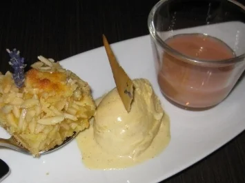 Rezept: Sonntags bei Oma – Butterkuchen mit Rhabarberkompott und Vanilleeis Sonntags bei Oma – Butterkuchen mit Rhabarberkompott und Vanilleeis - Rezept