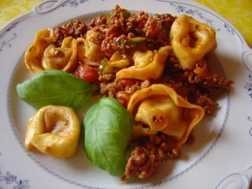 Rezept: Tortellini-Hackpfanne mit Tomaten, Gurke und Knofi Tortellini-Hackpfanne mit Tomaten, Gurke und Knofi - Rezept