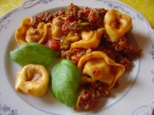 Tortellini-Hackpfanne mit Tomaten, Gurke und Knofi - Rezept