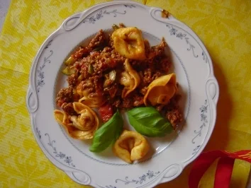 Rezept: Tortellini-Hackpfanne mit Tomaten, Gurke und Knofi Bild Nr. 2 Tortellini-Hackpfanne mit Tomaten, Gurke und Knofi - Rezept - Bild Nr. 2