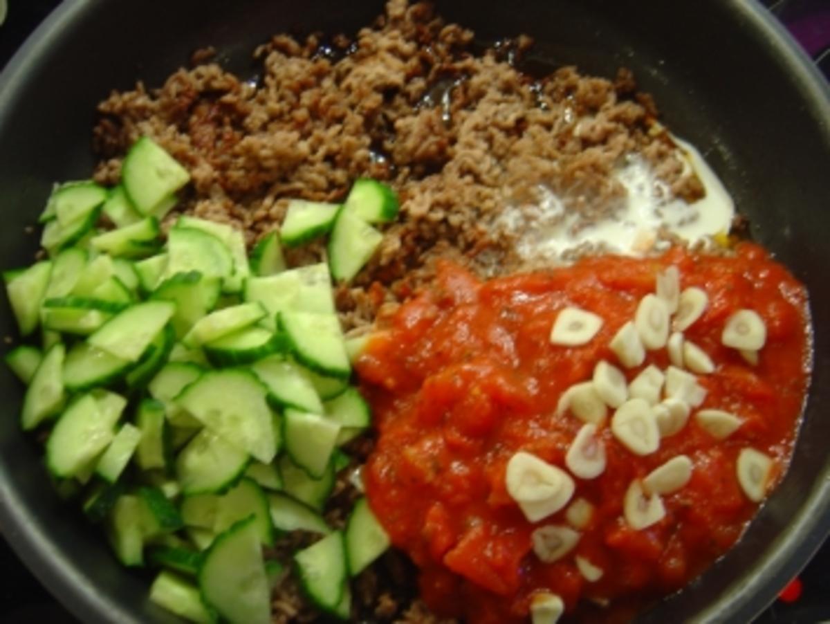 Tortellini-Hackpfanne mit Tomaten, Gurke und Knofi - Rezept - Bild Nr. 4