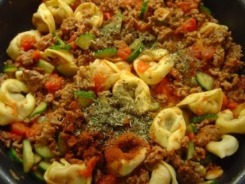Rezept: Tortellini-Hackpfanne mit Tomaten, Gurke und Knofi Bild Nr. 5 Tortellini-Hackpfanne mit Tomaten, Gurke und Knofi - Rezept - Bild Nr. 5
