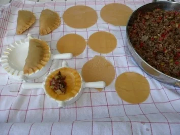 NUDELN/ Teigtaschen mit Hack-Gemüsemischung in Tomatensoße - Rezept - Bild Nr. 2