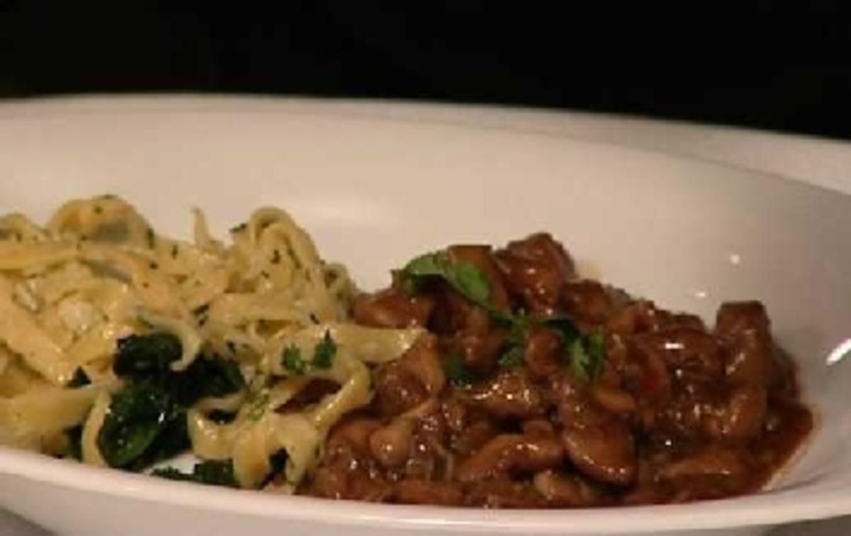 Kaninchenragout mit Pappardelle im Spinatblatt - Rezept - kochbar.de