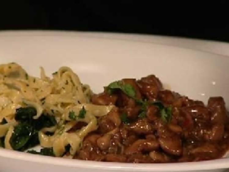 Kaninchenragout mit Pappardelle im Spinatblatt - 102 kcal/100g