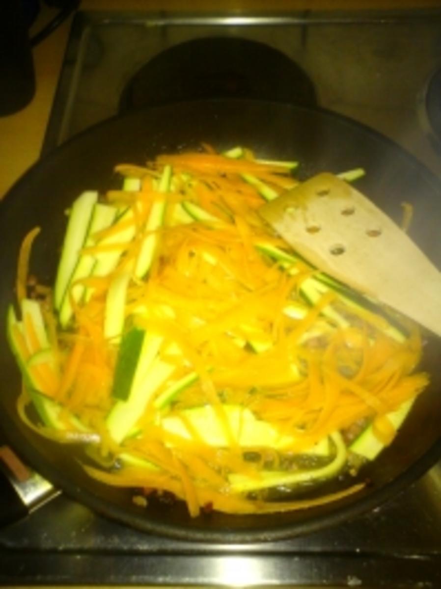 Nudeln mit Möhren und Zucchini - Rezept - Bild Nr. 3