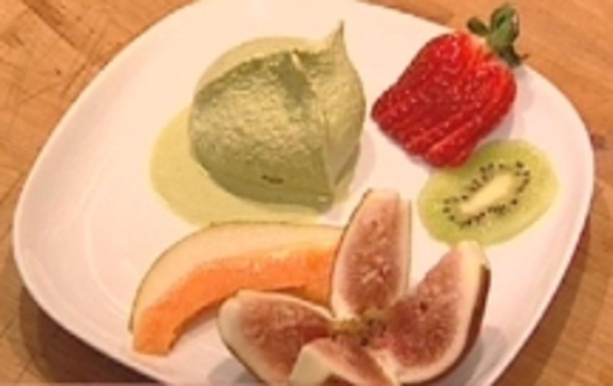 Matcha–Joghurt–Eis mit frischen Früchten - Rezept
