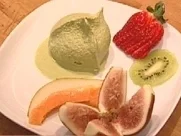 Matcha–Joghurt–Eis mit frischen Früchten - Rezept