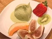 Matcha–Joghurt–Eis mit frischen Früchten - Rezept