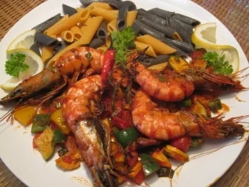 Gambas mit mediteranen Gemüse & zweierlei  Pasta - Rezept